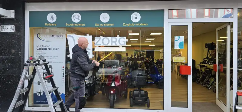Lees meer over het artikel Gevel- en raambelettering zorgwinkel Den Haag