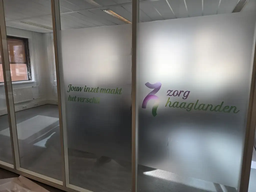 Je bekijkt nu Raamfolie en alupanel bord Den Haag
